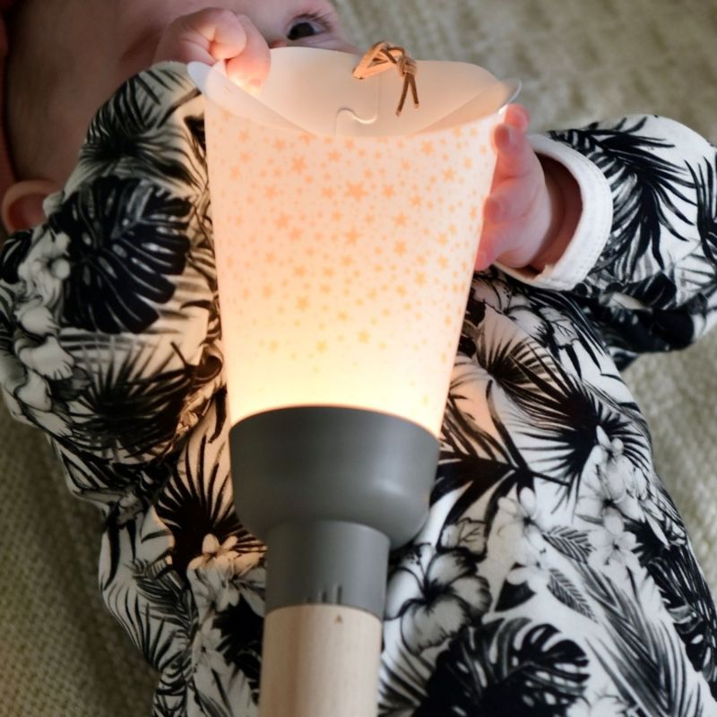 Image d'ambiance de présentation du produit Coffret lampe nomade 5 en 1 Pléiades - Taupe cendré - Maison Polochon